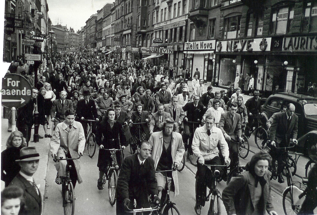 Cyclists_at_N_rrebrogade_in_Copenhagen_1940_45_